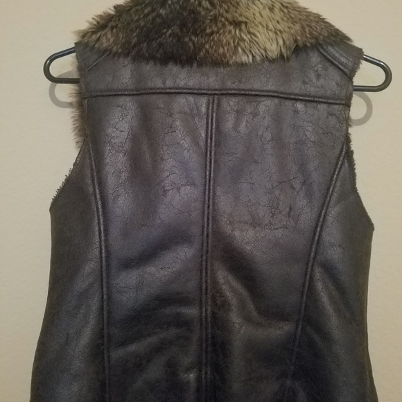 Brown distressed vest size small with faux fur - Picture 2 of 3